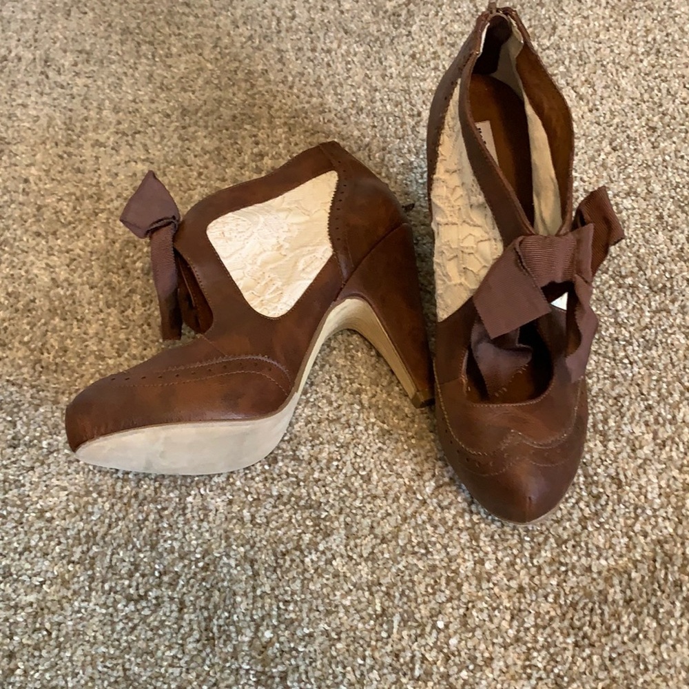 Brown vegan leather and lace shoes
